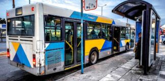 Σύγκρουση αυτοκινήτων με λεωφορείο στον Πειραιά: Δύο τραυματίες, χάος στην κυκλοφορία