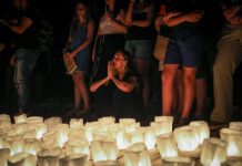 Μάτι: 8 χρόνια μετά, 104 φαναράκια τιμούν τα θύματα – Η δέσμευση κατά της λήθης