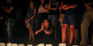 Μάτι: 8 χρόνια μετά, 104 φαναράκια τιμούν τα θύματα – Η δέσμευση κατά της λήθης