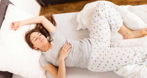 Ξαπλώστε ανάσκελα: 3 λόγοι που ο ύπνος σας ευνοεί την επιδερμίδα