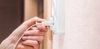 Γιατί οι πρίζες αλλάζουν σε κάθε χώρα: Οδηγός για τον σύγχρονο ταξιδιώτη
