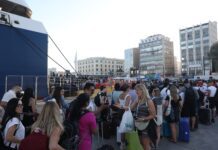 Απόβαση στα Νησιά: Κορυφώνεται η θαλάσσια έξοδος από τα λιμάνια της Αττικής