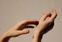 Χέρια Νεανικά: Μυστικά Περιποίησης για Να Κρύψετε τα Χρόνια σας