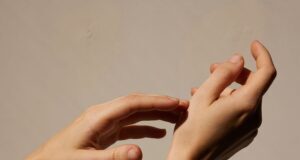 Χέρια Νεανικά: Μυστικά Περιποίησης για Να Κρύψετε τα Χρόνια σας