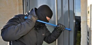 Διαρρήξεις σε σπίτια: Πώς εντοπίζουν οι κακοποιοί τα κενά σπίτια και τι να προσέχετε