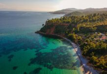 Κοκκινόκαστρο Αλοννήσου: Ο απόλυτος προορισμός για βουτιές στα γαλαζοπράσινα νερά