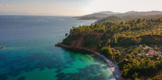 Κοκκινόκαστρο Αλοννήσου: Ο απόλυτος προορισμός για βουτιές στα γαλαζοπράσινα νερά
