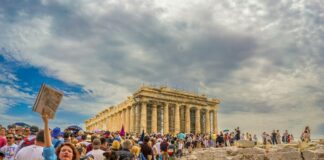 ΗΠΑ-Ελλάδα: Περισσότερες πτήσεις, οθόνες και δαπάνες οδηγούν Αμερικανούς τουρίστες