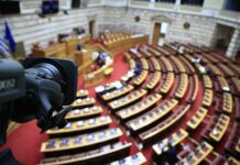 Αντιπολιτευτικά πυρά ενόψει ΔΕΘ για ακρίβεια και εισόδημα – «Καταρρέει το αφήγημα της κυβέρνησης»