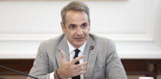 Μητσοτάκης: "Μόνιμος κάτοικος της κορυφής ο Τεντόγλου, προχώρα μπροστά!"