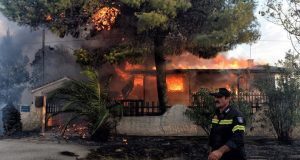 Πυρκαγιές: Οδηγίες Ασφαλούς Καθαρισμού & Προστασίας Υγείας από Στάχτη