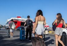 Αύγουστος: Τελευταίοι Εκδρομείς Γεμίζουν τα Λιμάνια – 27.000+ Επιβάτες Φεύγουν από Αττική
