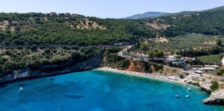 Τουρισμός: 13,5 εκατ. αφίξεις στο εξάμηνο, έσοδα 8,8 δισ. – Ανησυχία για δαπάνη