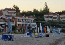 Χαλκιδική: Απομακρύνθηκαν 100 παράνομες ομπρέλες και ξαπλώστρες από παραλία