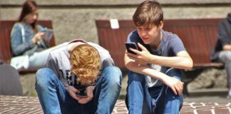 Γαλλία: Αντισυνταγματική η απαγόρευση social media για ανηλίκους