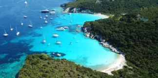 Σύγκρουση τουριστικών σκαφών στους Αντίπαξους: Τρεις ελαφροί τραυματισμοί κοντά στο Βουτούμι