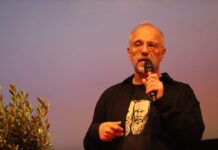 Αιχμηρή κριτική Αυγερινού σε Καρυστιανού: «Στόχοι τα έδρανα, όχι η δημοκρατία»