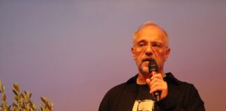 Αιχμηρή κριτική Αυγερινού σε Καρυστιανού: «Στόχοι τα έδρανα, όχι η δημοκρατία»