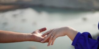 Η αλήθεια πονάει, το ψέμα πληγώνει