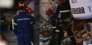 Τραγωδία στην Πλάκα: Νεκρή ανασύρθηκε γυναίκα, αγωνία για 5 αγνοούμενους