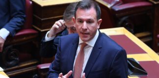 Δουδωνής στη Βουλή: Με στίχους Μαζωνάκη κατά της ακροδεξιάς