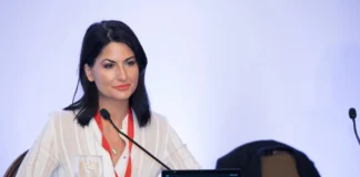 Καλλιόπη Καλαϊτζή – Χατζηδάκη: «Πλήττεται η επιστημονική μου υπόσταση και ο σύζυγός μου για πολιτικούς λόγους» Η γιατρός Καλλιόπη Καλαϊτζή, σύζυγος του Κωστή Χατζηδάκη με ανάρτησή της κάνει λόγο για «χυδαίο τσουβάλιασμα» από κάποιους