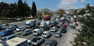 Λεωφόρος Αθηνών: Φορτηγό εκτός δρόμου προκαλεί χάος στα Χαϊδάρια