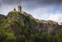 Castellfollit de la Roca: Το εντυπωσιακό ισπανικό χωριό στην άκρη του γκρεμού