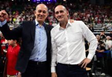 Ολυμπιακός: Νέα απάντηση στον Γιαννακόπουλο για διαιτησία και εκκρεμή έρευνα Οι αδελφοί Αγγελόπουλοι σε γήπεδο μπάσκετ