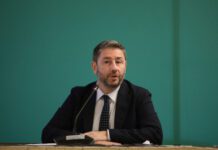 ΠΑΣΟΚ: 13η σύνταξη και νέο ΕΚΑΣ στο επίκεντρο – Πυρά κατά ΝΔ και ΣΥΡΙΖΑ