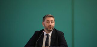 ΠΑΣΟΚ: 13η σύνταξη και νέο ΕΚΑΣ στο επίκεντρο – Πυρά κατά ΝΔ και ΣΥΡΙΖΑ