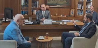 Συνάντηση εργασίας στο Δημαρχείο Ρεθύμνου: Ο Νικήτας Κακλαμάνης με τον Γιώργη Μαρινάκη