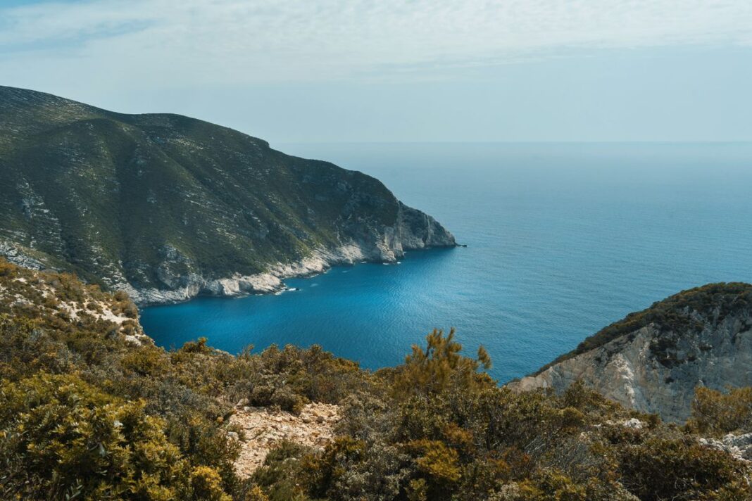 Ελληνικό νησιωτικό τοπίο — ενδεικτική φωτογραφία Pexels Ενδεικτική φωτογραφία ακτής της Ζακύνθου, όχι από Αγαθονήσι, Φούρνους ή Λειψούς.