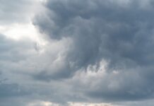 Από την Κυριακή νέο κύμα βροχών: Πώς διαμορφώνεται ο καιρός έως τις 28 Οκτωβρίου Σκούρα σύννεφα στον ουρανό· ενδεικτική φωτογραφία καιρού.