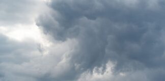 Από την Κυριακή νέο κύμα βροχών: Πώς διαμορφώνεται ο καιρός έως τις 28 Οκτωβρίου Σκούρα σύννεφα στον ουρανό· ενδεικτική φωτογραφία καιρού.