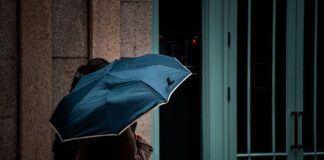 Καιρός σήμερα 24/10: Πού θα βρέξει και πού φτάνει τους 24°C Πεζή με ομπρέλα σε βρεγμένο δρόμο — ενδεικτική φωτογραφία καιρού