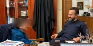 «Σούπερ Κωνσταντίνος»: Το παραμύθι ενός 9χρονου για τον πατέρα Νικόλαο Ο Κωνσταντίνος με τον πατέρα Νικόλαο και το παραμύθι του